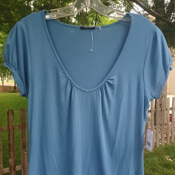 TAHARI SHORT SLEEVE BLUE VNECK TOP NWT SIZE MEDIUM - Picture 10 of 14